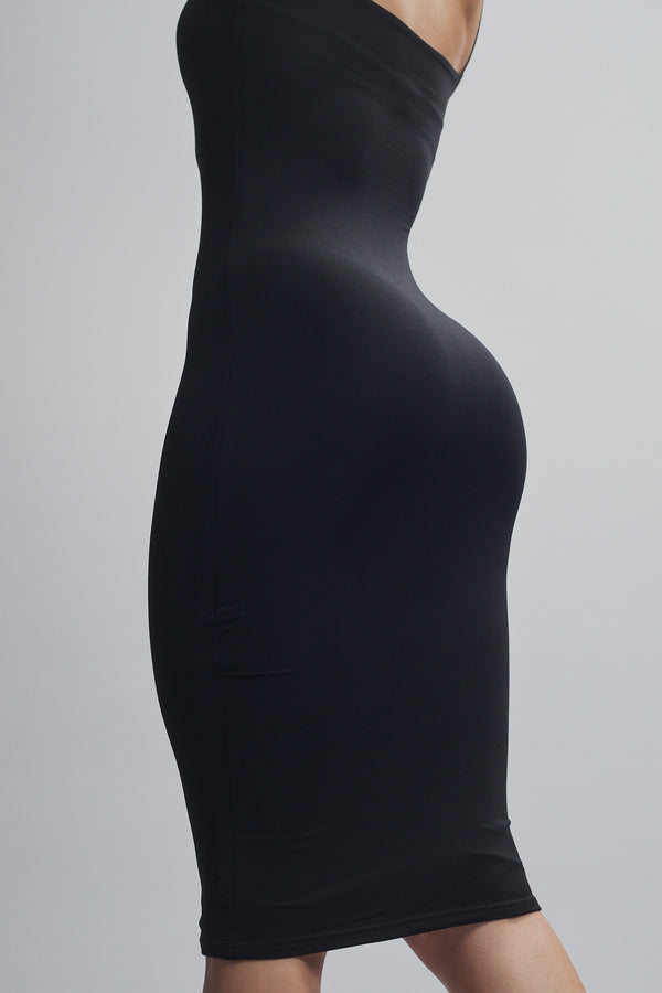 Bliss straight day dress in classic black color. Elegant midi-length dress made of high-quality, stretchy material. Suitable for any occasion.
