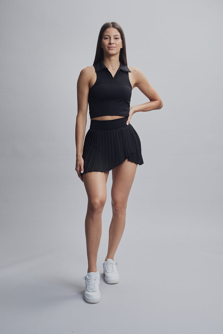 Donna crop top in black. The collar adds a stylish and fashionable touch to the crop top. Made from second skin material. Perfect for the next tennis match.