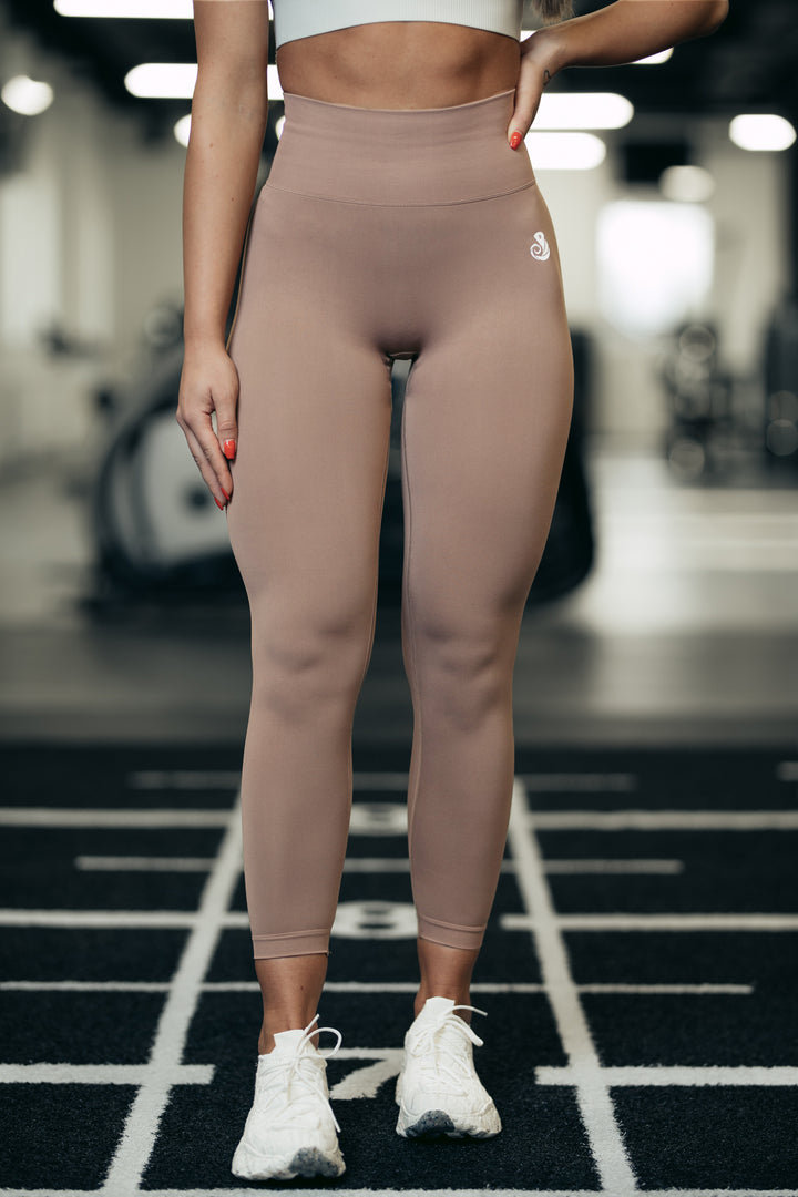 Chocolate Brown Luna leggings. Made from high-quality seamless material. These leggings feature scrunch detailing and light shading on the back, combined with a high, strong waistband for the perfect booty-shaping effect. Ideal for your next workout or outdoor activities.