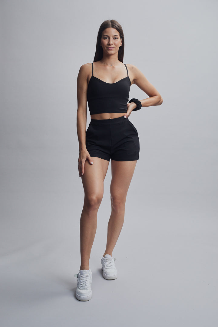 Bandasy Naomi ribbed shorts in black. Stylish, comfortable, and elegant. Made from high-quality ribbed material, these shorts have a side pocket and are suitable for any occasion.