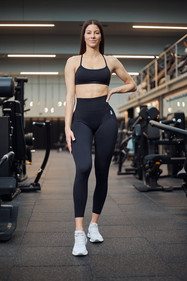 Black Luna leggings. Made from high-quality seamless material. These leggings feature scrunch detailing and light shading on the back, combined with a high, strong waistband for the perfect booty-shaping effect. Ideal for your next workout or outdoor activities.